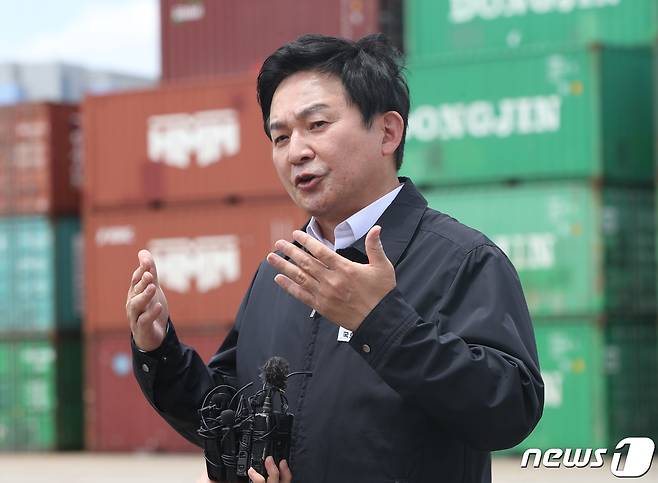 지난 14일 화물연대 총파업 관련 물류 피해 상황 및 현장점검에 나선 원희룡 국토교통부 장관. 2022.6.14/뉴스1 © News1 김영운 기자