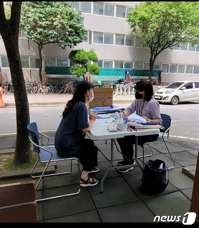 서울 광진구의 '온실가스 무료 진단 컨설팅'을 신청한 시민이 에너지 절감 컨설팅을 받고 있다.(광진구 제공)© 뉴스1