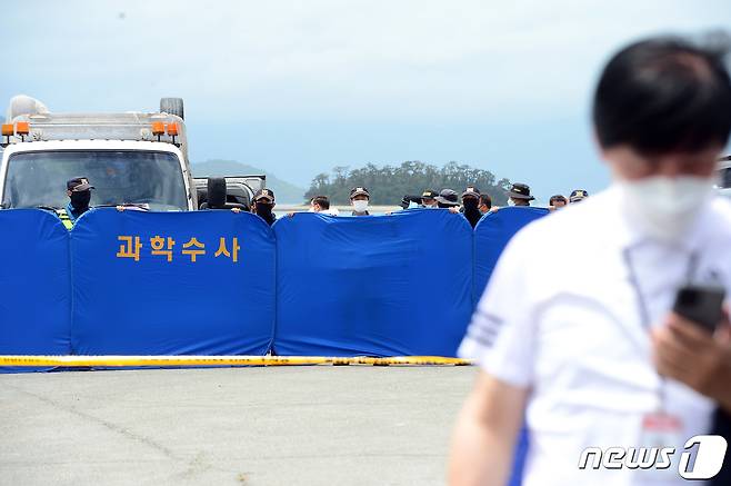 29일 오후 전남 완도군 신지면 송곡선착장에서 경찰이 최근 실종된 조유나양(10) 일가족의 아우디 차량 인양한 뒤 내부 수색을 하고 있다. 2022.6.29/뉴스1 © News1 정다움 기자