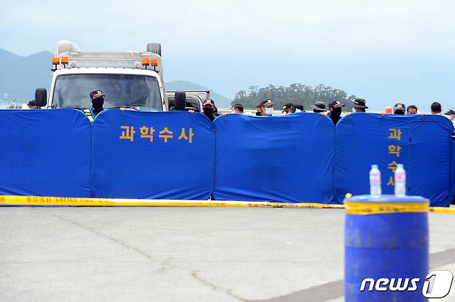 29일 오후 전남 완도군 신지면 송곡선착장에서 경찰이 최근 실종된 조유나양(10) 일가족의 아우디 차량 인양한 뒤 내부 수색을 하고 있다. 2022.6.29/뉴스1 © News1 정다움 기자