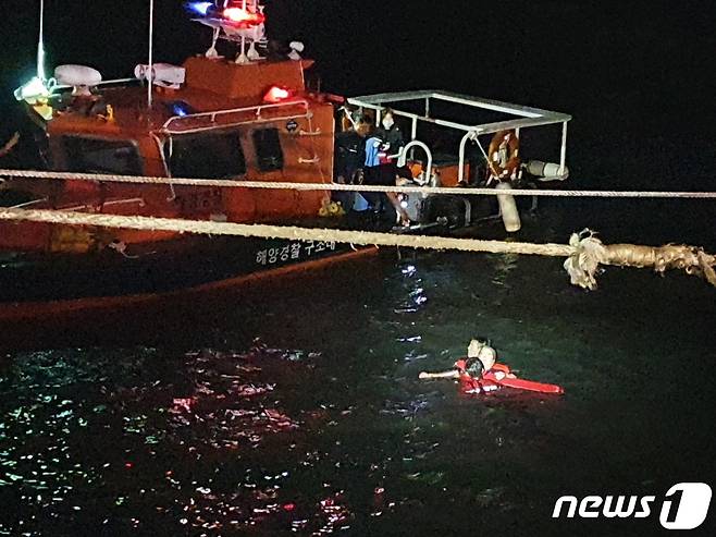 태안해경이 바다에 빠진 50대 선원을 구조하고 있다© 뉴스1