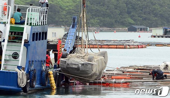 29일 오전 전남 완도군 신지면 송곡항 인근 앞바다에서 경찰이 최근 실종된 조유나양(10) 일가족의 아우디 차량 인양작업을 하고 있다. 2022.6.29/뉴스1 © News1 정다움 기자