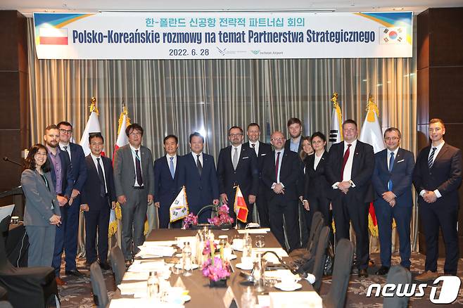 지난 28일 서울 콘래드 호텔에서 열린 '한-폴란드 신공항 전략적 파트너십 회의’에서 김경욱 인천국제공항공사 사장(왼쪽 일곱 번째)과 마르친 호라와 폴란드 인프라부 신공항특명전권대표(왼쪽 여덟 번째), 미코와이 빌드 폴란드 신공항사 사장(왼쪽 아홉 번째) 및 아를레타 보조조브스카 주한폴란드 대사 대리(왼쪽 열세 번째)가 워크샵 참석자들과 함께 기념 촬영을 하고 있다. (인천공항공사 제공) 2022.6.29/뉴스1