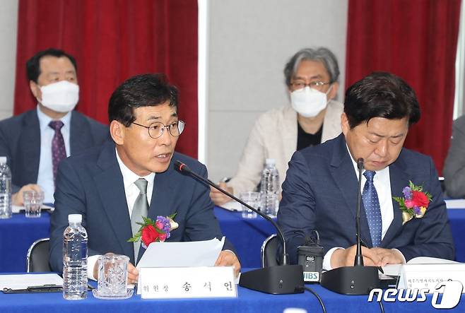 제39대 제주도지사직인수위원회인 '다함께 미래로 준비위원회'는 29일 제주도 업무보고에 대한 종합평가 결과를 오영훈 당선인에게 보고했다. 송석언 인수위원장이 9일 오전 제주웰컴센터 2층 회의실에서 열린 39대 제주도지사직 인수위위원회 '미래준비위' 1차 전체회의에서 인사말을 하고 있다. 오른쪽은 오영훈 제주지사 당선인.2022.6.9/뉴스1 © News1 고동명 기자