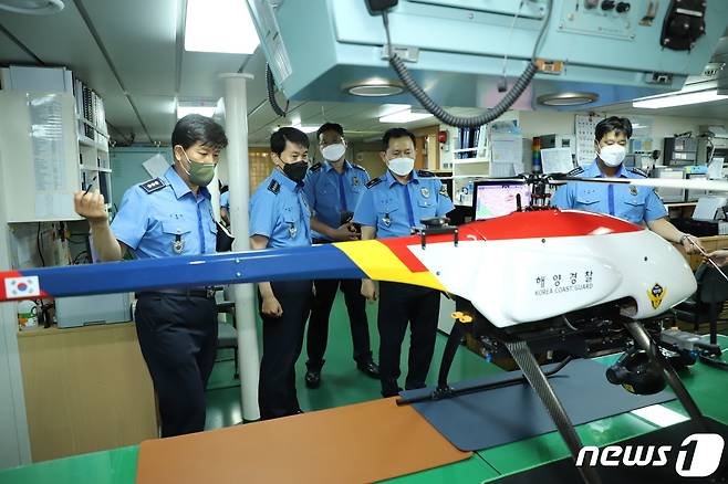 김인창 제주지방해양경찰청장과 해경 관계자들이 29일 3012함에서 현장 점검을 진행하고 있다.(제주지방해양경찰청 제공) 2022.6.29/뉴스1© News1