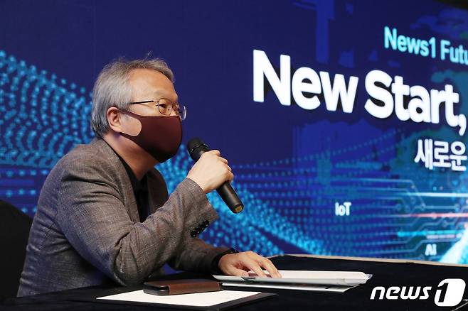 여준구 한국로봇융합연구원장이 29일 서울 중구 롯데호텔에서 열린 '뉴스1 미래산업포럼 2022'에서 인간과 로봇의 공존 시대를 주제로 토론을 주재하고 있다. 2022.6.29/뉴스1 © News1 민경석 기자