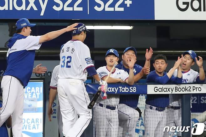 29일 오후 대구 삼성라이온즈파크에서 열린 프로야구 '2022 신한은행 SOL KBO리그' KT 위즈와 삼성 라이온즈의 경기, 5회말 2사 상황 삼성 7번타자 최영진이 좌측 담장 넘어가는 1점 홈런을 때린 뒤 동료들의 축하를 받고 있다. 2022.6.29/뉴스1 © News1 공정식 기자