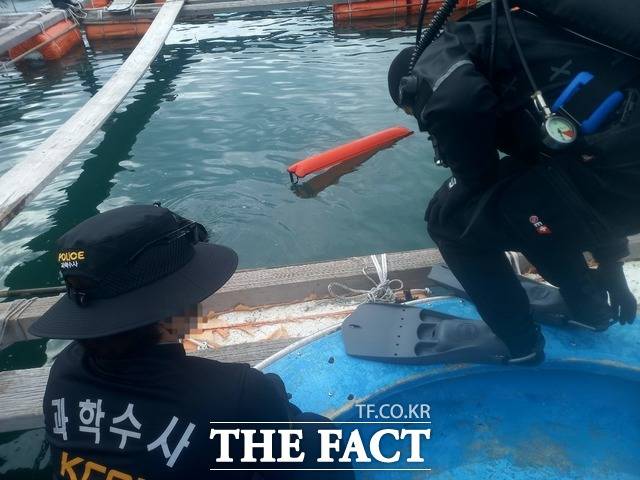 관계당국이 차량 발견 지점인 가두리 양식장에 부표를 설치하고 있다. / 제보자 제공
