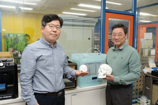 의료 3D 프린팅 및 3D 스캐닝 국제표준 성과를 설명하고 있는 ETRI 전종흥 책임연구원(왼쪽)과 이병남 전문위원.