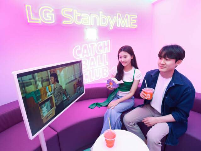 모델들이 ‘LG 스탠바이미 클럽’에서 LG 스탠바이미로 인기 OTT 콘텐츠를 감상하고 있다.(사진=LG전자)