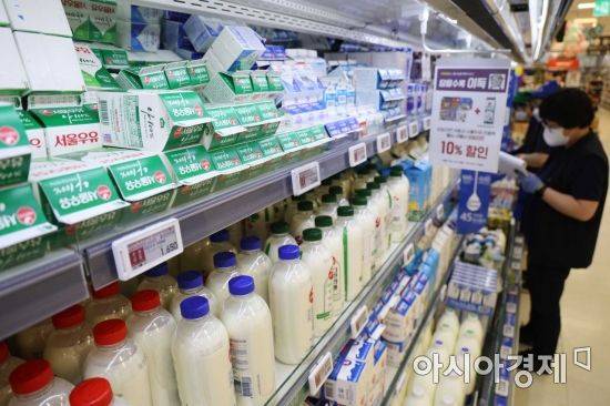 소비자 물가 상승세가 이어지면서 장바구니 물가에 비상이 걸렸다. 19일 서울 시내 한 대형마트에서 시민들이 장을 보고 있다. /문호남 기자 munonam@