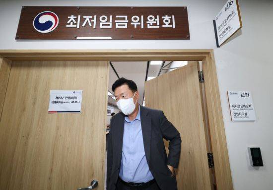 공익위원이 내년도 최저임금으로 9620원을 제시한 가운데 29일 오후 세종시 정부세종청사 최저임금위원회 회의실에서 사용자 위원인 류기정 한국경영자총협회 전무가 표결을 거부한 뒤 퇴장하고 있다. [이미지출처=연합뉴스]