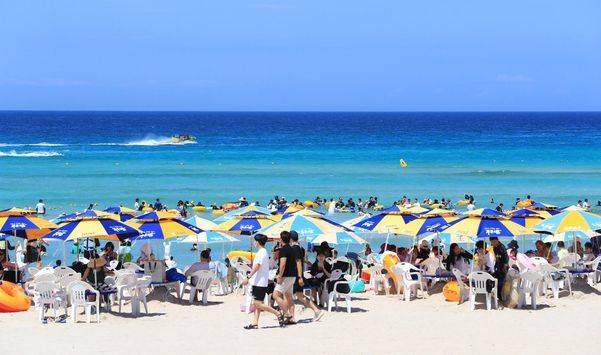 제주시 조천읍 함덕해수욕장에 몰려든 피서객들이 물놀이를 즐기고 있다./연합뉴스