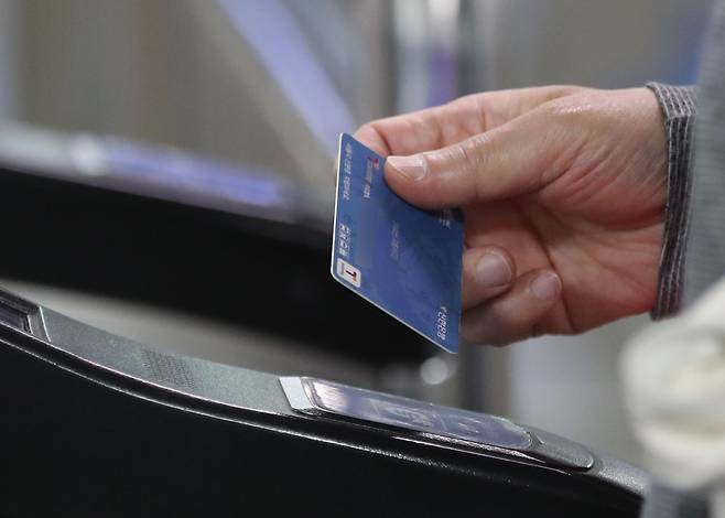 서울역 개찰구에서 시민들이 카드를 찍는 모습./뉴스1