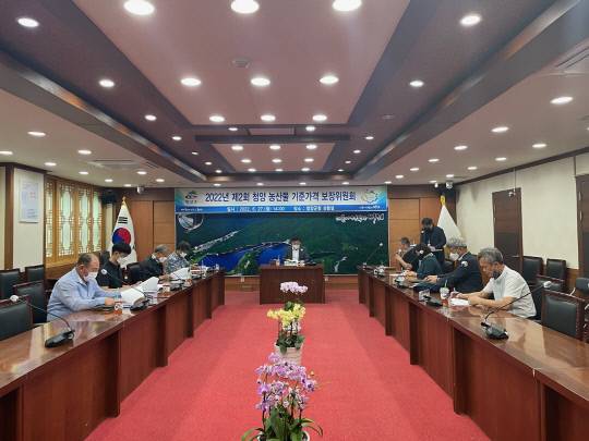 청양군이 27일 군청 상황실에서 2022년 제2회 청양농산물 기준가격 보장위원회를 개최하고 2022년 1차(3월-5월분) 기준가격 보상금을 105농가 2400만원 지급 결정했다.사진=청양군 제공