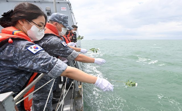 6월 29일 오후 서해 해상에서 유도탄고속함 조천형함 승조원들이 해상헌화를 하고 있다. 사진제공 해군