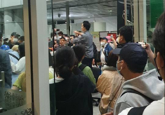 에어부산 항공기가 승무원 근무시간제약을 이유로 이륙하지 못하면서 승객들이 코타키나발루공항에 쏟아져 나오고 있는 모습. <독자 제공>