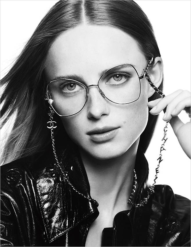 포토그래퍼 카림 사들리가 촬영한 모델 리안 반 롬페이의 캠페인 컷.