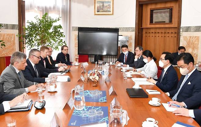 이창양 산업통상자원부 장관(오른쪽에서 두번째)이 28일(현지시각) 체코 프라하 산업통상부를 방문해 요젭 시켈라 체코 산업통상부 장관과 면담하고 있다. 이 장관은 이날 새정부의 에너지 정책을 설명하고, 시켈라 장관과 원전 및 산업·에너지·방산 분야의 협력 등 양국의 공통 관심 분야에 대해 의견을 나눴다. 산업통상자원부 제공