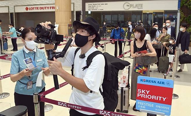 29일 오전 서울 강서구 김포국제공항 국제선 탑승구에서 항공사 직원이 탑승객들을 안내하고 있다. 공동취재사진