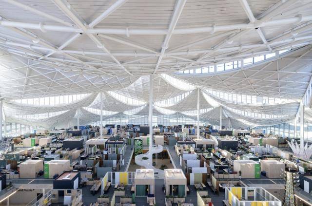 미국 캘리포니아 마운틴뷰에 위치한 구글 '베이 뷰' 캠퍼스 2층은 직원들이 업무 공간으로 활용하고 있다. 모든 자리엔 자연광이 비친다. 구글 제공