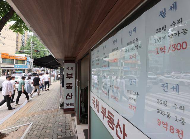 20일 서울 강남구 공인중개사무소에 전·월세 관련 정보가 붙어 있다. 연합뉴스