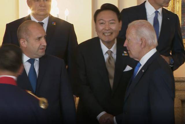 북대서양조약기구((NATO·나토) 정상회의 참석을 위해 스페인을 방문한 윤석열 대통령이 28일(현지시간) 스페인 마드리드 왕궁에서 열린 펠리페 6세 스페인 국왕 내외 주최 만찬에 참석, 기념촬영에 앞서 조 바이든 미국 대통령과 인사하고 있다. 나토정상회의 사무국 제공