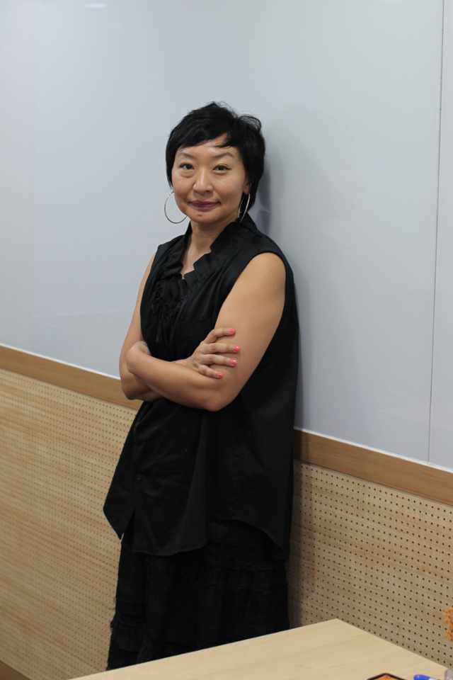 지난해 미국 시사주간지 타임이 선정한 '세계에서 가장 영향력 있는 100인'에 뽑힌 한국계 미국인 시인 캐시 박 홍이 29일 서울 종로구에서 약 14년 만의 방한 소감으로 "다양한 분들을 만나는 일이 가장 좋은, 일정의 '하이라이트'"라면서 "가능하다면 6개월도 머무르고 싶다"고 말했다. 마티 제공