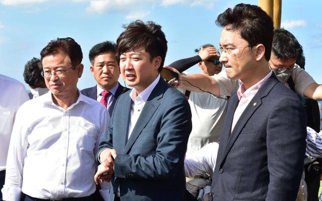 이준석(가운데) 국민의힘 대표와 이철우(맨 왼쪽) 경북도지사가 29일 오후 경북 포항시 남구 동해면 연오랑세오녀 테마공원에서 포항시 관계자에게 영일만대교 사업 추진 경과에 대해 듣고 있다. 뉴시스