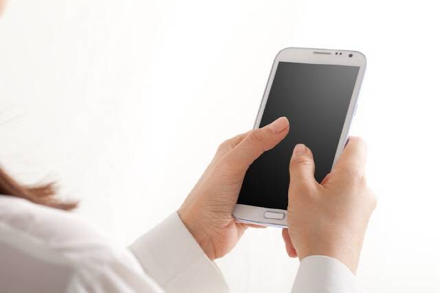 사람들은 무음모드일 때 휴대폰을 더 자주 확인하게 되며 스트레스가 가중된다./ 사진=게티이미지뱅크