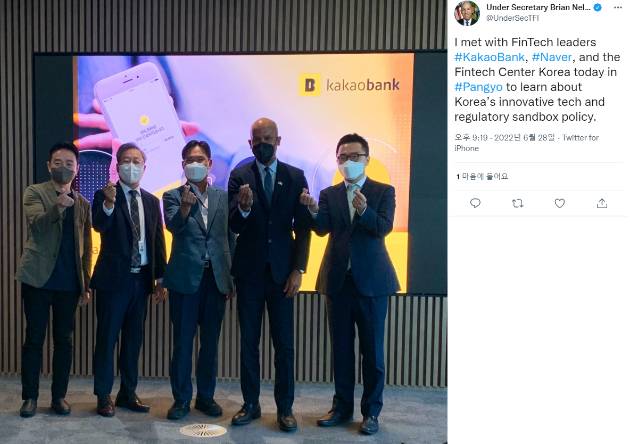 지난 28일 경기도 성남시 분당구 카카오뱅크 본사에서 (사진 왼쪽부터) 박상진 네이버파이낸셜 대표, 윤호영 카카오뱅크 대표, 변영한 한국핀테크지원센터 이사장, 브라이언 넬슨 미국 재무부차관, 이보인 기획재정부 대외경제총괄과장이 간담회를 갖고 기념 촬영을 하고 있다. [사진=넬슨 차관 트위터 갈무리]