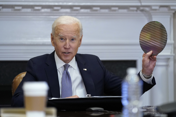 조 바이든 미국 대통령이 지난해 4월 반도체 화상회의에서 웨이퍼를 든 모습.  [사진=AP/뉴시스]