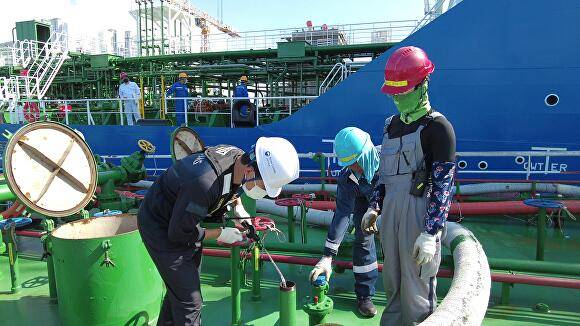 부산본부세관 직원들(사진)이 급유선에 승선해 유량을 확인하고 있다. [사진=부산본부세관]