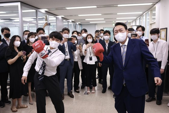 윤석열 대통령이 지난달 26일 정부세종청사에서 경제조정실 직원으로부터 권투 장갑을 선물 받은 뒤 '규제 혁파'를 외치며 어퍼컷 세리머니를 하고 있다. 대통령실사진기자단