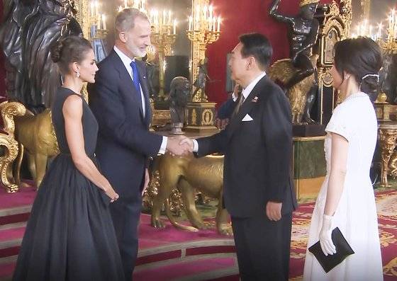 윤석열 대통령이 스페인 마드리드 왕궁에서 열린 스페인 국왕 내외 주최 만찬에서 기시다 후미오 일본 총리와 대화했다. 양 정상은 더 "미래저향적이고 더 건강한 한일 관계"를 언급했다. 사진은 만찬장에서 스페인 국왕 펠리페 6세와 악수하는 윤 대통령과 김건희 여사. 대통령실사진기자단