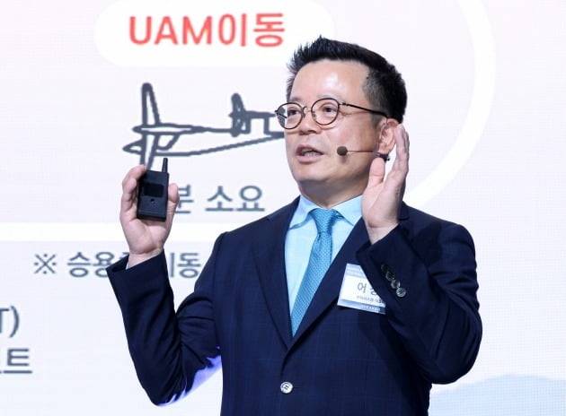 어성철 한화시스템 대표이사가 29일 서울 여의도 페어몬트앰버서더호텔에서 열린  '코리아 인베스트먼트 페스티벌(KIF) 2022'에서 전기식 수직 이착륙 항공기(eVTOL) '버터플라이'에 대해 소개하고 있다. 사진=임대철 한경디지털랩 기자