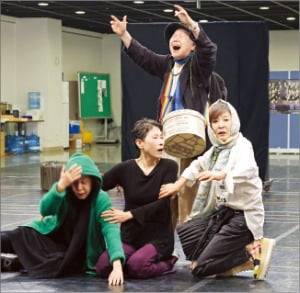 연극 ‘햄릿’의 극중극 장면을 연습하는 손숙(왼쪽부터)·손봉숙·박정자·윤석화.