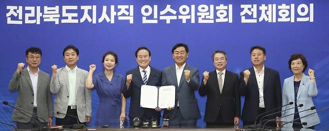 김관영 전북 도지사 당선인(왼쪽에서 다섯번째)과 서거석 교육감 당선인(네번째)이 28일 교육협력에 대한 협약식을 가졌다. 전북도 제공