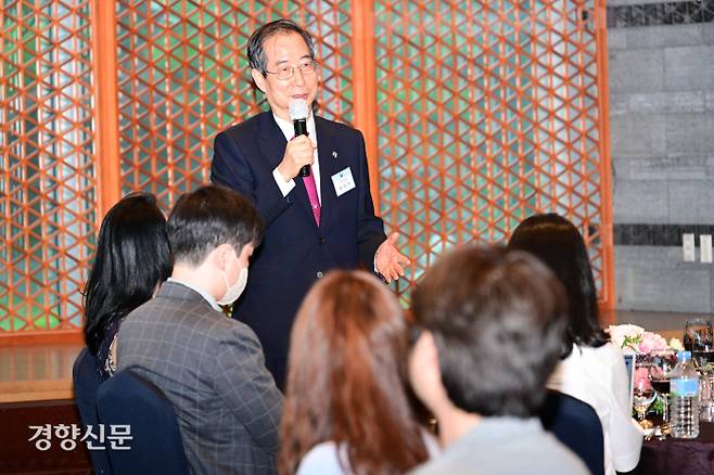 한덕수 국무총리는 28일 세종 총리 공관에서 진행한 기자단 만찬간담회에서 발언하고 있다. 국무총리실 제공