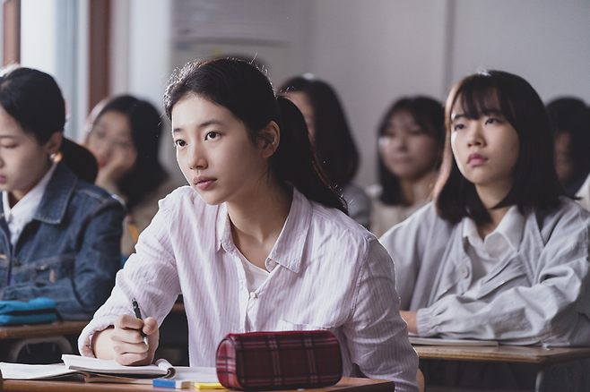 재수학원에 다니는 유미(수지). 쿠팡플레이 제공