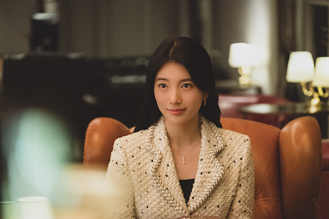 해외 유학파인 안나를 가장한 유미(수지)는 미대 해외 입시 학원과 대학 평생교육원에서 인기 강사가 된다. 쿠팡플레이 제공