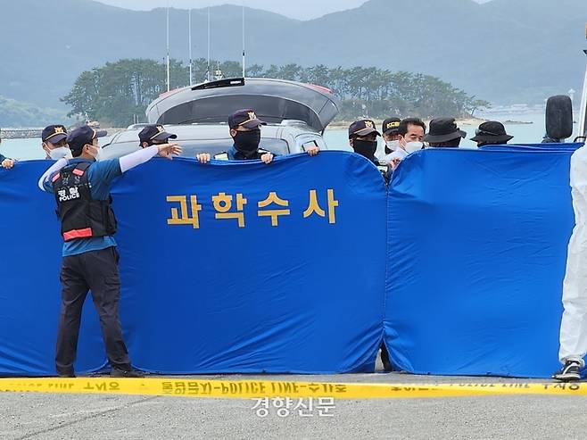 29일 오후 전남 완도군 신지면 송곡선착장에서 조양 가족 차량을 인양한  경찰이  차량 내부의 시신을 수습하고 있다. 고귀한 기자