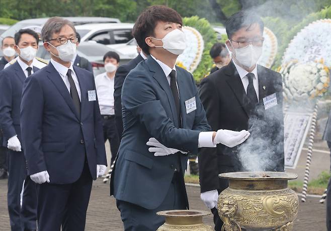 분향하는 이준석 이준석 국민의힘 대표(앞줄 왼쪽)가 29일 경기 평택시 해군 제2함대 사령부에서 열린 ‘제2연평해전 승전 20주년 기념식’에서 분향하고 있다. 연합뉴스