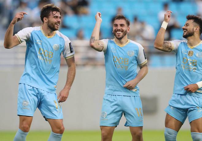 대구 FC 제카(가운데)가 29일 대구 DGB대구은행파크에서 열린 포항 스틸러스와 2022 하나원큐 FA컵 8강전에서 골을 넣은 뒤 동료들과 세리머니를 하고 있다. 대구 | 연합뉴스