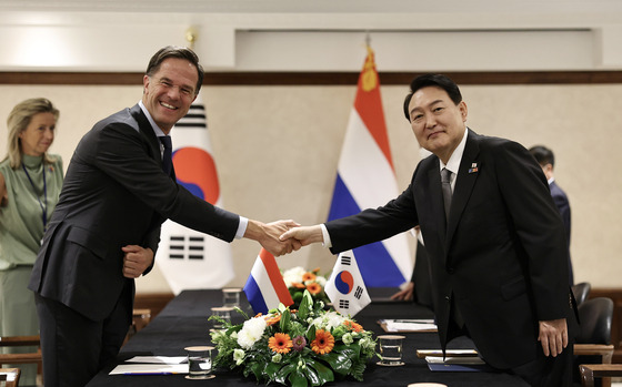 Korean President Yoon Suk-yeol, right, poses for a photo with Dutch Prime Minister Mark Rutte in a hotel in Madrid on Wednesday on the sidelines of the NATO Summit. [JOINT PRESS CORPS]