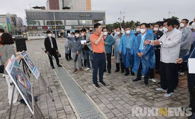 보령시는 2022보령해양머드박람회가 10여 일 앞으로 다가옴에 따라 성공 개최를 위한 막바지 준비에 총력을 기울이고 있다. 29일 현장 점검에 나선 김동일 시장은 “2022보령해양머드박람회는 전 세계인의 축제인 제25회 보령머드축제와 함께 개최되는 만큼 더욱 성대한 행사가 기대된다”며 “지난 5년간 박람회 개최를 위해 구슬땀을 흘려온 만큼 현장의 세밀한 부분까지 꼼꼼히 살피고 준비해 역대 최고의 박람회로 기억될 수 있도록 하겠다”고 말했다.