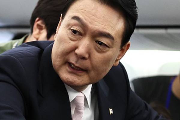 윤석열 대통령이 27일(현지시간) 스페인 마드리드에서 열리는 북대서양조약기구(NATO·나토) 정상회의 참석을 위해 탑승한 공군 1호기에서 기자들과 대화하고 있다. 연합뉴스