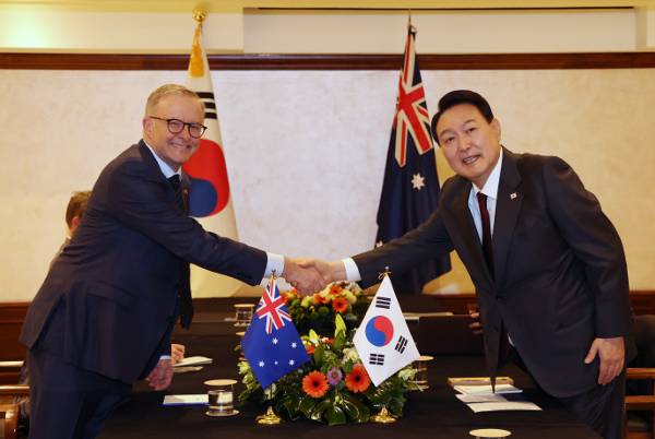 북대서양조약기구(NATO·나토) 정상회의 참석차 스페인을 방문한 윤석열 대통령이 28일(현지시간) 마드리드 시내 한 호텔에서 앤서니 앨버니지 호주 총리와 악수하고 있다. 양 정상은 올해 수교 61주년을 맞아 포괄적 전략 동반관계 발전 방안을 논의했다. 연합뉴스