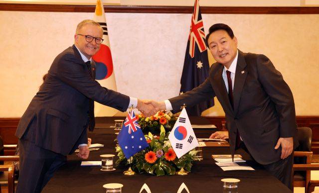 북대서양조약기구(NATO·나토) 정상회의 참석을 위해 스페인을 방문 중인 윤석열 대통령이 28일(현지시간) 마드리드 시내 한 호텔에서 열린 한·호주 정상회담에서 앤서니 앨버니지 호주 총리와 악수를 하고 있다. 연합뉴스