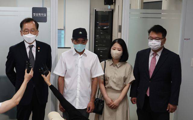 조승환 해양수산부 장관(왼쪽)이 28일 오후 서울 마포구 국립수산물품질관리원 서울지원에서 2020년 9월 북한군에 피살된 해양수산부 서해어업관리단 소속 공무원 고(故) 이대준 씨의 유족 면담에 앞서 취재진의 질문에 답하고 있다. 왼쪽 두 번째부터 이 씨의 형 이래진 씨, 이 씨의 배우자, 유족 측 법률대리인 김기윤 변호사. 연합뉴스